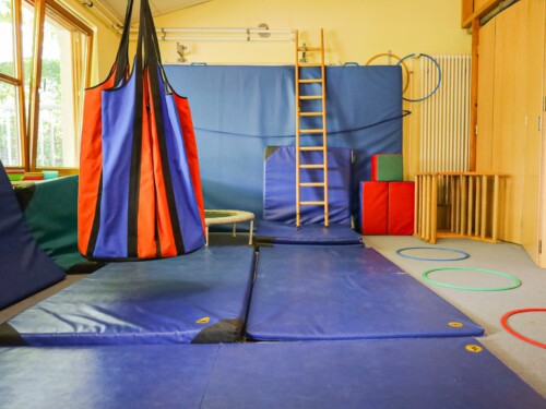 Kitaportal-Bewegungsraum-1-500x375 Bilder Baumhöhle Frühling 2025 (web Formate)