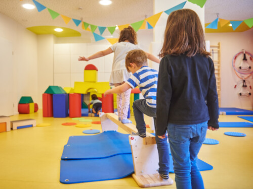 Kitaportal-Bewegungsraum-3-500x375 Kinderhaus Freunde