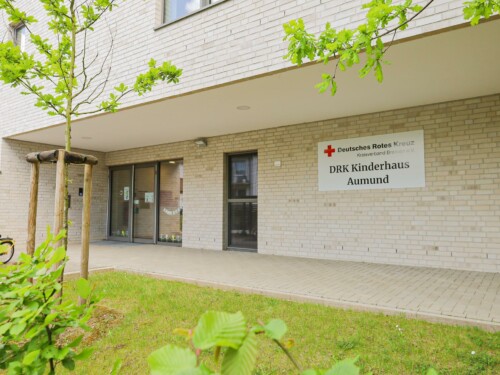 Kitaportal-Frontansicht-2-500x375 Bilder Aumund Frühling 2025 (web Formate)