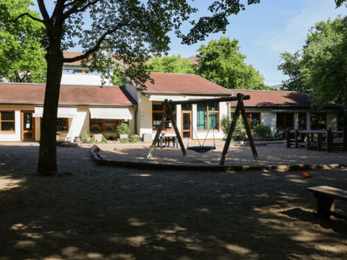 Kitaportal-Frontansicht2_0848-500x375 Bilder Baumhöhle Frühling 2025 (web Formate)