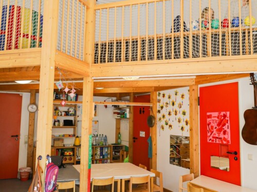 Kitaportal-Gruppenraum-4-500x375 Bilder Baumhöhle Frühling 2025 (web Formate)