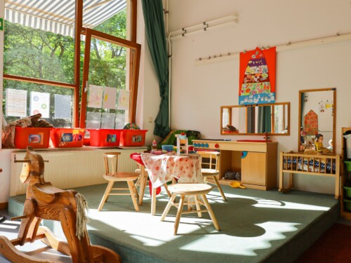 Kitaportal-Gruppenraum-Alternative-500x375 Bilder Baumhöhle Frühling 2025 (web Formate)