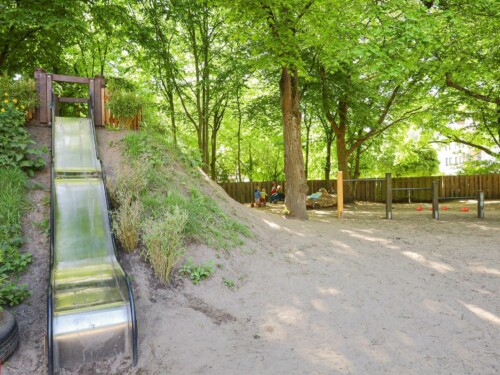 Kitaportal-Spielplatz-4-500x375 Bilder Baumhöhle Frühling 2025 (web Formate)