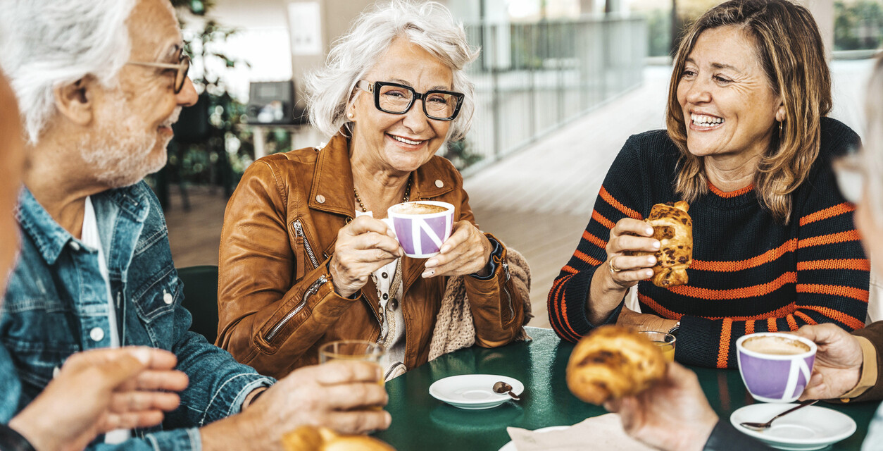 Senior:innen bei Kaffee und Kuchen